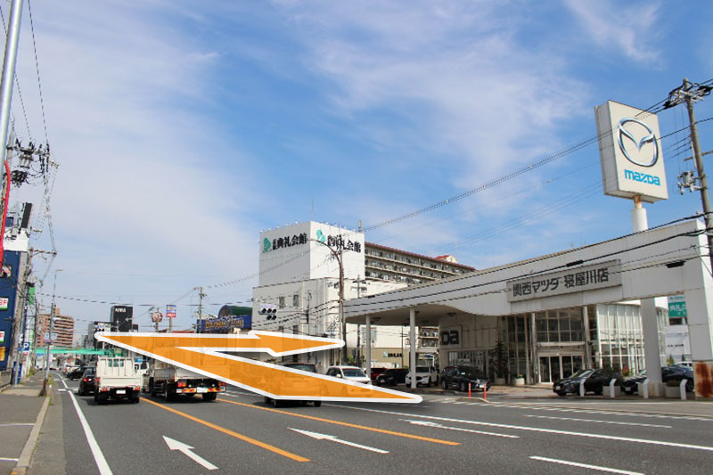 ①大阪方面から170号線（外環状線）を北へ進むと右手にマツダが見えるのでその交差点（木屋南）を右折