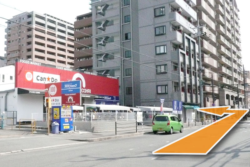 ④左手にCan★Do（アートタウン香里）が見えてすぐの交差点を左折して香里新町商店街の中に入ります。